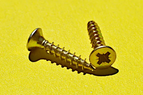 Uma Mesa Amarela Parafusos Metal Com Uma Cabeça Para Uma — Fotografia de Stock