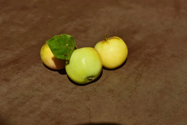 Зелені Але Стиглі Яблука Лежать Темній Поверхні Столу — стокове фото