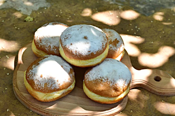 Üppige Brötchen Mit Rosinen Und Puderzucker Liegen Auf Dem Tisch — Stockfoto