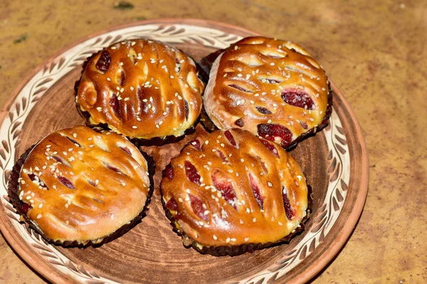 Weelderige Broodjes Met Rozijnen Poedersuiker Liggen Tafel — Stockfoto