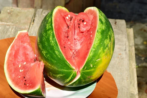 Una Sandía Roja Madura Con Una Piel Rayas Verdes Yace —  Fotos de Stock