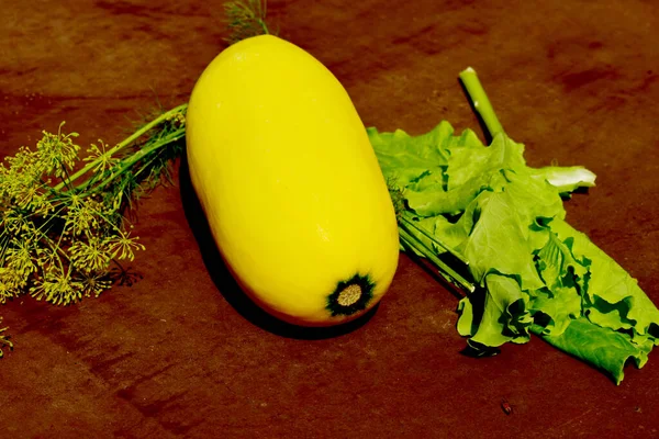 Die Zucchini Liegt Auf Der Braunen Tischfläche — Stockfoto