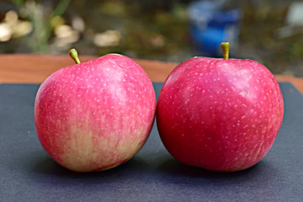 Close Shot Pink Ripe Apples Lie Dark Surface — Stock Photo, Image