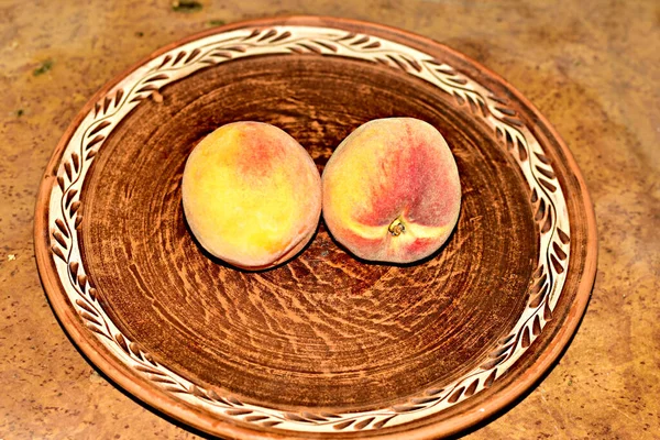 Ώριμα Ζουμερά Ροδάκινα Πήλινη Επιφάνεια — Φωτογραφία Αρχείου