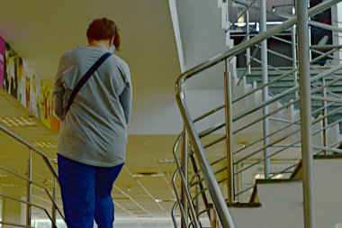 Modern mağazanın zemini birbirine bağlayan taş bir merdiveni var. Yüksek kalite fotoğraf