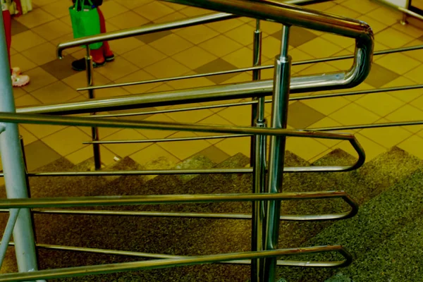 Moderna Loja Tem Uma Escadaria Pedra Que Liga Pisos Foto — Fotografia de Stock