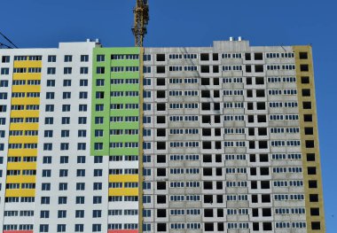 Mavi gökyüzüne uzanan yüksek binalardan oluşan bir topluluk. Yüksek kalite fotoğraf