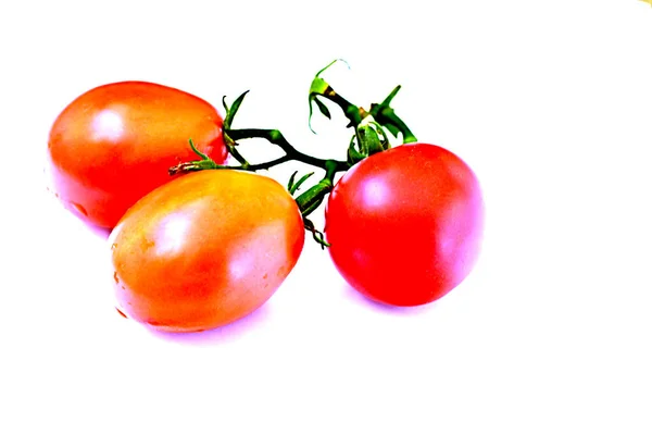ビタミンが豊富で熟したトマトの形で夏の贈り物は 味に心地よく 白いテーブルの上にあります — ストック写真