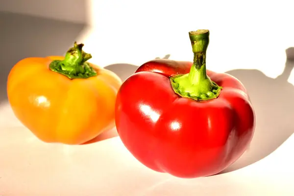 Nahaufnahme Von Zwei Roten Und Gelben Paprika Die Auf Einer — Stockfoto