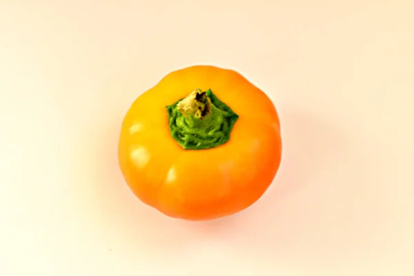 Gelber Paprika Liegt Auf Einer Weißen Tischfläche — Stockfoto