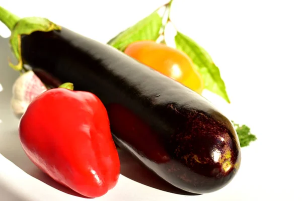 Tojásgyümölcs Édes Paprika Piros Sárga Színekben Fehér — Stock Fotó