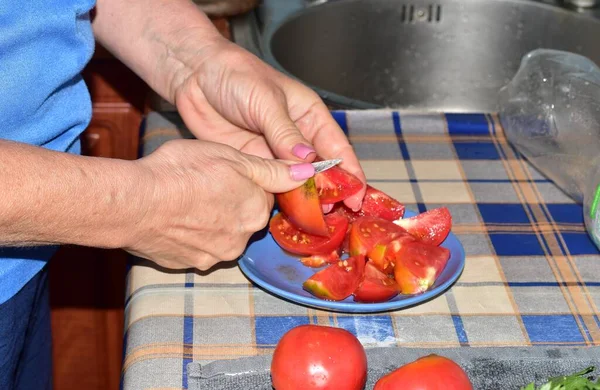 赤いトマトのサラダを作る女性 — ストック写真