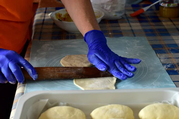 Padrona Casa Cuoce Torte Preparato Pasta Riempimento Pies Hostess Mette — Foto Stock