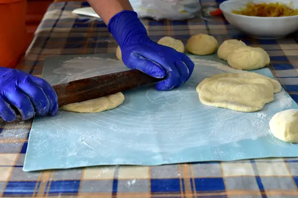 Padrona Casa Cuoce Torte Preparato Pasta Riempimento Pies Hostess Mette — Foto Stock