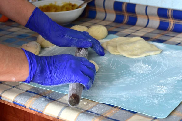 Padrona Casa Cuoce Torte Preparato Pasta Riempimento Pies Hostess Mette — Foto Stock