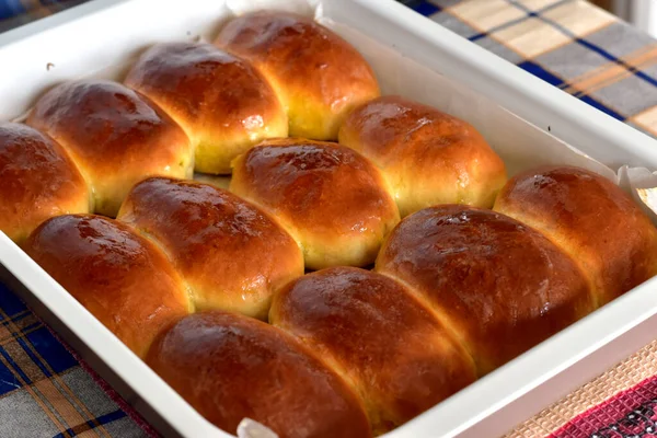 Anfitriona Hornea Pasteles Ella Preparó Masa Relleno Para Los Pasteles —  Fotos de Stock