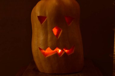 Cadılar Bayramı. Bayramın sembolü, balkabağından oyulmuş tüyler ürpertici bir gülümsemesi ve yanan gözleriyle muhteşem bir canavarın fenerinin başıdır..