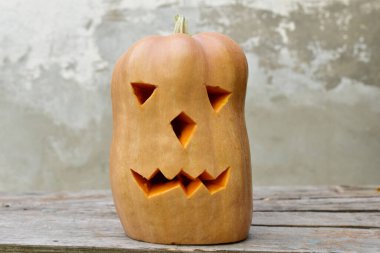 Cadılar Bayramı. Bayramın sembolü tüyler ürpertici bir gülümsemesi olan peri canavarının baş feneridir..