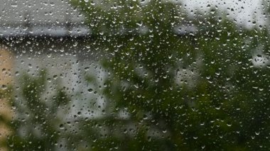 Cama küçük yağmur damlaları düşer..
