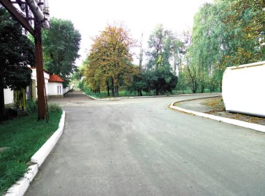 Sonbahar parkının yanından geçen dar bir yol..