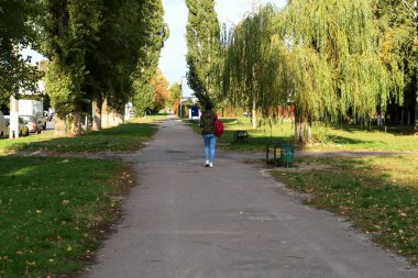 Şehirde yayaların hareketi için yollar boyunca geniş kaldırımlar inşa edilir..