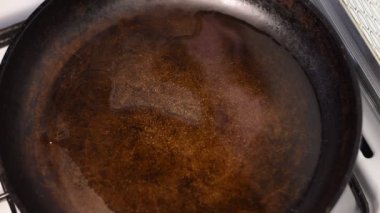 Sebze yağı tavanın yüzeyine yayılır..