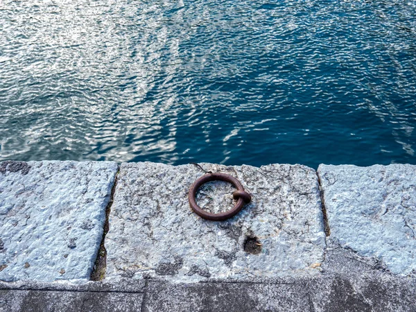 İspanya'da Bask Ülkesi'nin bir balıkçı köyünde tekneler demirleme için Ring.