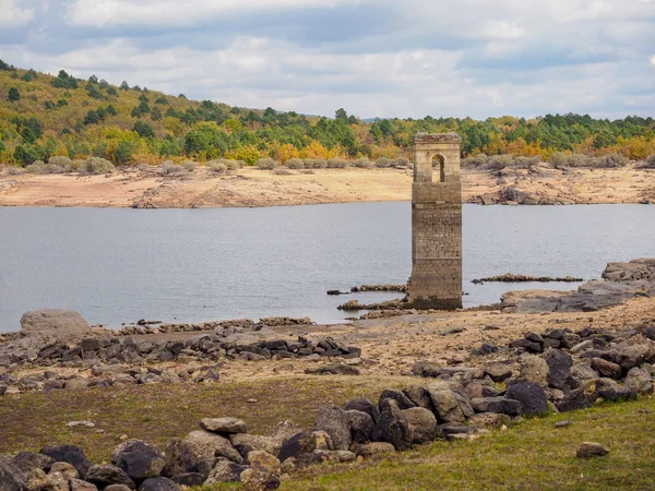Soria, İspanya kuru rezervuar la cuerda del pozo eski köy.