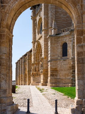 Santa Maria la Real Koleji Kilisesi os Sasamon, Camino de Santiago, İspanya.