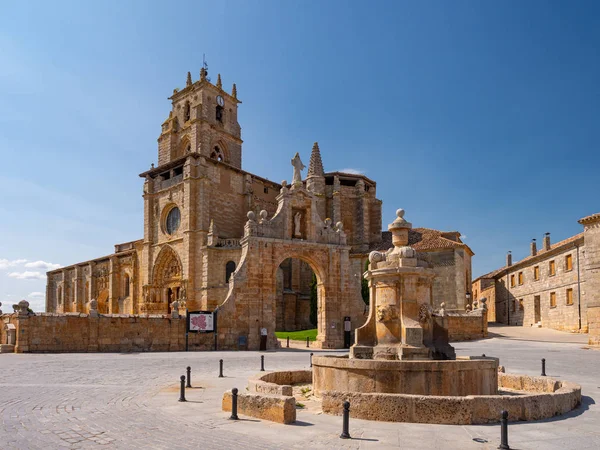 Collegiate Church of Santa Maria La Real i byn OS Sasamon, Camino de Santiago, Spanien. Stockfoto