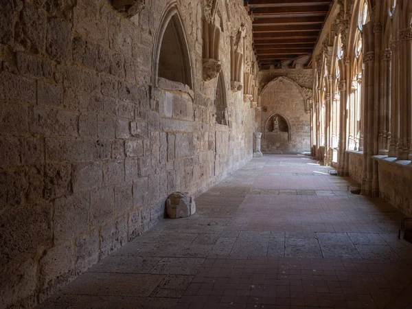 Camino de Santiago, İspanya Sasamon köyünde Santa Maria la Real kolej kilisesinin Manastırı.