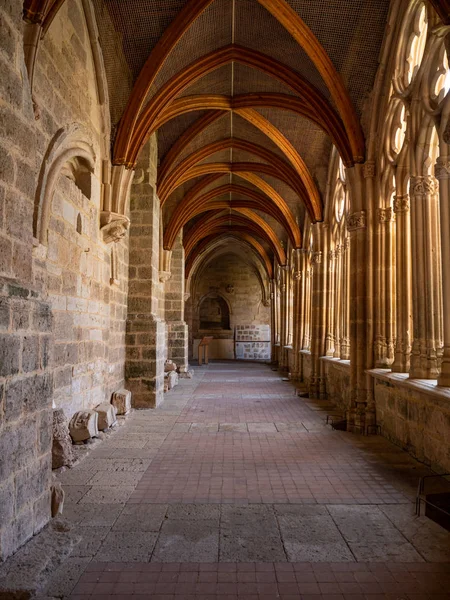 Camino de Santiago, İspanya Sasamon köyünde Santa Maria la Real kolej kilisesinin Manastırı.