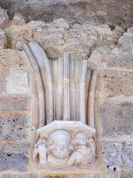 西班牙卡米诺-圣地亚哥萨萨蒙村圣玛丽亚拉雷亚尔大学教堂的修道院. — 图库照片