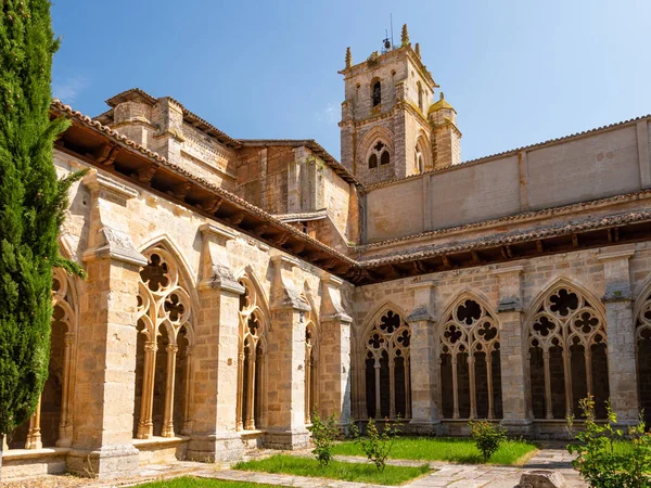 Kreuzgang der Stiftskirche Santa Maria la Real im Dorf sasamon am Camino de santiago, Spanien. — Stockfoto