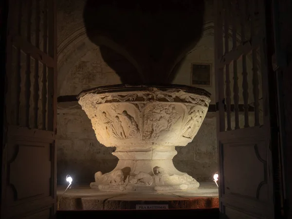 Romanisches Taufbecken in der Stiftskirche Santa Maria la Real im Dorf os sasamon, camino de santiago in Spanien. — Stockfoto