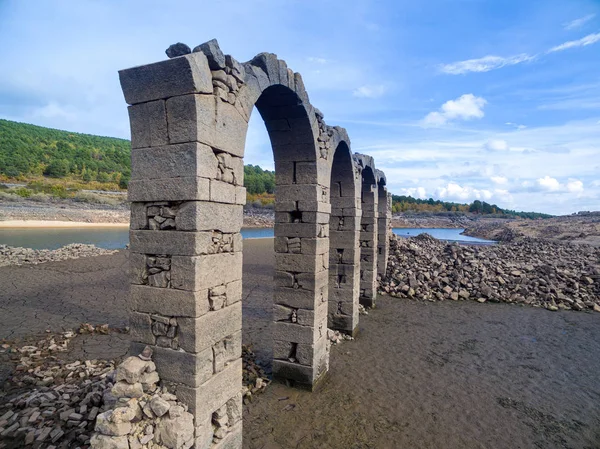 Klasztor w ruinach wsi w suchym Bagno La Cuerda El Pozo w prowincji Soria, muedra — Zdjęcie stockowe