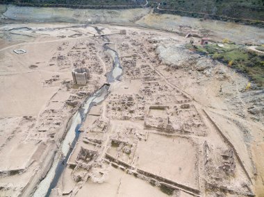 Köy ve kilise Soria'da kuru bir bataklıkta çöktü Mansilla bataklığının adı.