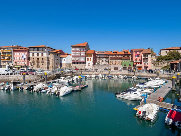 Birçok tekne ile Balıkçılık limanı Llanes Asturias bir kasabacantabrico Denizi'nin bir liman demirledi