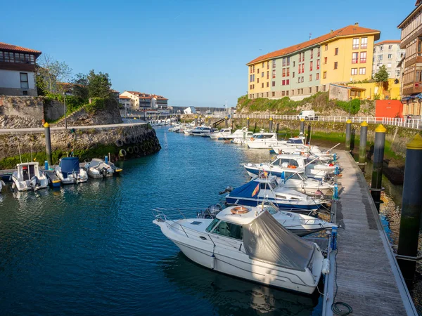 Birçok tekne ile Balıkçılık limanı Llanes Asturias bir kasabacantabrico Denizi'nin bir liman demirledi