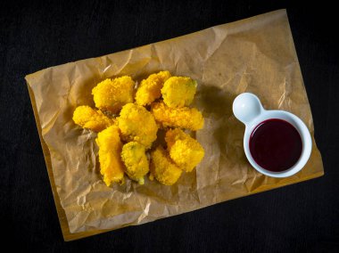 Çeşitli kızarmış peynir Berry sos ile