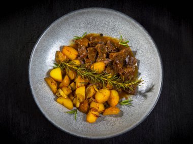 Sığır eti yanak bebek patates ile