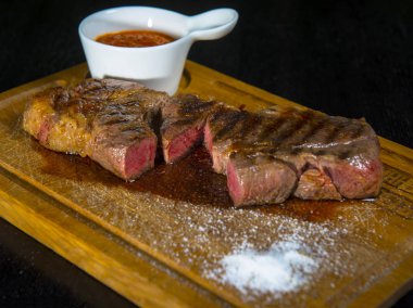 Chuck Roll biftek ahşap plaka üzerinde