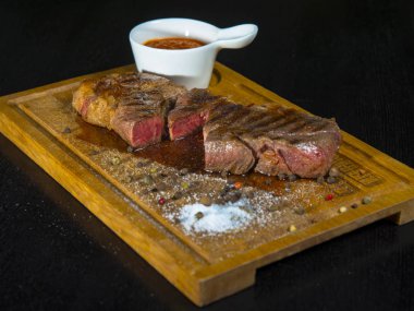 Chuck Roll biftek ahşap plaka üzerinde