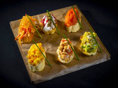 Ahşap plaka üzerinde çeşitli Bruschetta