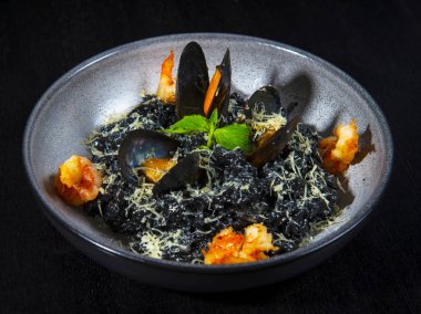 Deniz ürünleri ile siyah risotto
