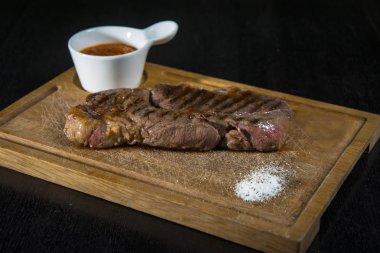 Chuck Roll biftek ahşap plaka üzerinde