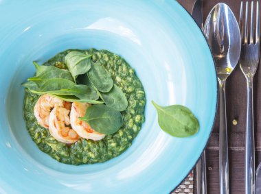 Ispanaklı ızgara karides