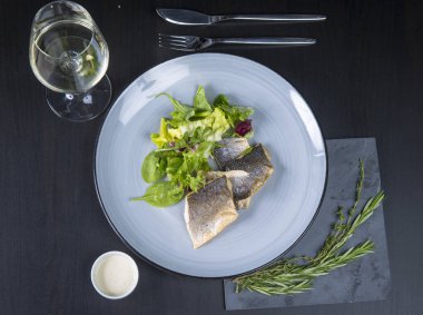 Kızarmış uskumru yeşillikleri ile