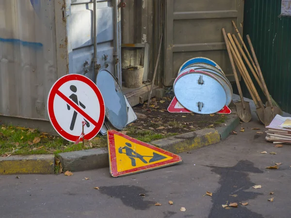 Verschiedene Straßenschilder Und Schaufeln — Stockfoto