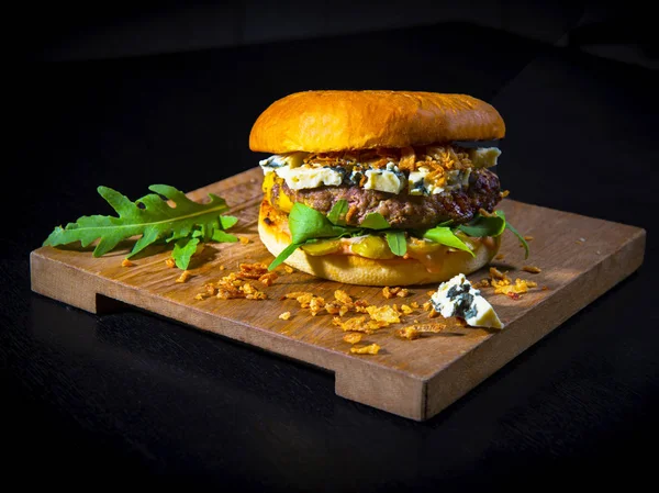 Burger Queijo Gorgonzola Com Arugula Imagens De Bancos De Imagens Sem Royalties